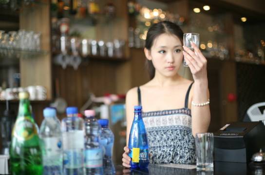 将水当酒一样品尝，你的人生和其他人不！一！样！图取自：jschina 