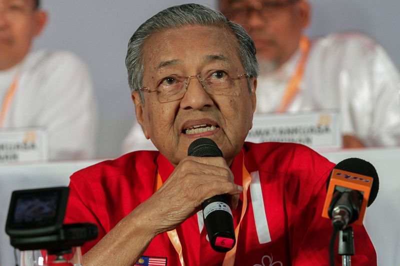 Tun Dr Mahathir Mohamad speaking at the Amanah convention in Shah Alam December 10, 2016. u00e2u20acu201d Picture by Mohd Yusof Mat Isa 