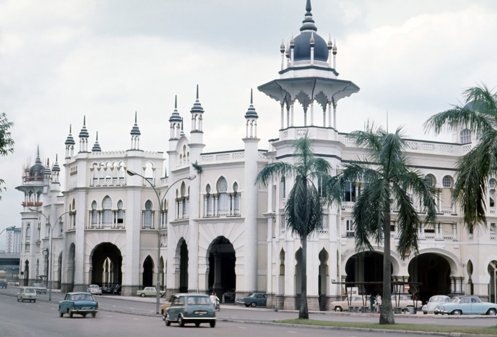 60年代的吉隆坡火车站长这样，很不像马来西亚的建筑物，对吧？图取自：tendtotravel 