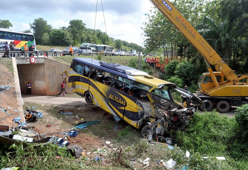 The wreckage of the bus being removed by cranes, December 24, 2016. u00e2u20acu201d Bernama pic