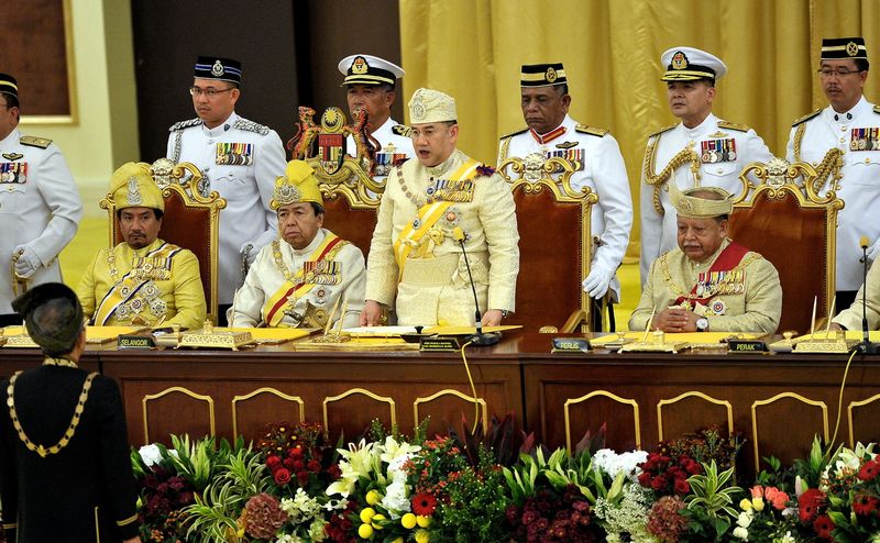 Sultan Muhammad V berkenan melafaz sumpah memegang jawatan sebagai Yang di-Pertuan Agong ke-15 di Istana Negara hari iniu00e2u20acu201d Foto Bernama