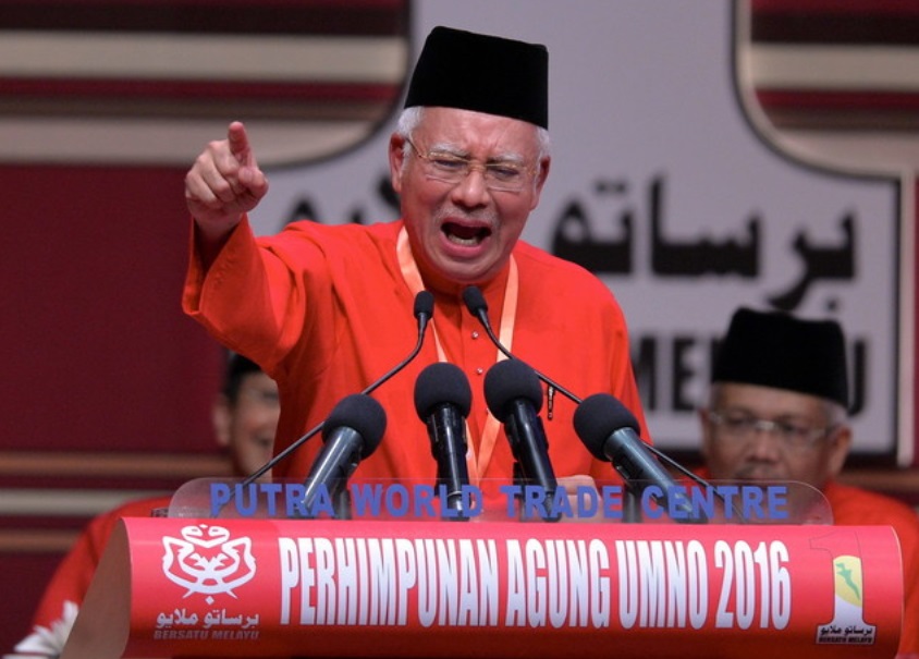 Presiden Umno Datuk Seri Najib Tun Razak dengan penuh semangat menyampaikan ucapan penggulungan Perhimpunan Agung UMNO di Pusat Dagangan Dunia Putra, 3 Disember, 2016.u00e2u20acu00a8 u00e2u20acu2022 Foto Bernama 