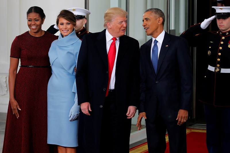 奥巴马（右）和夫人米歇尔（左），在白宫门口与特朗普（右2）和夫人梅拉尼娅合影。-路透社-