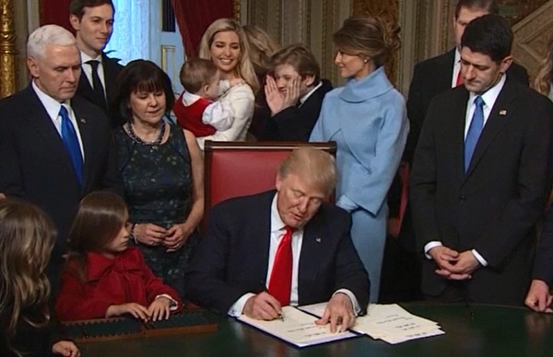 站在父亲特朗普椅子背后的巴伦逗外甥玩，十分抢镜。-电视画面截图-