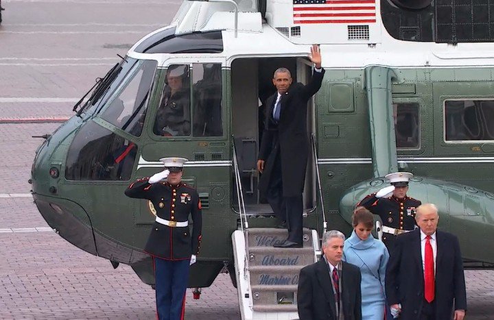 奥巴马登上直升机前向民众挥手。