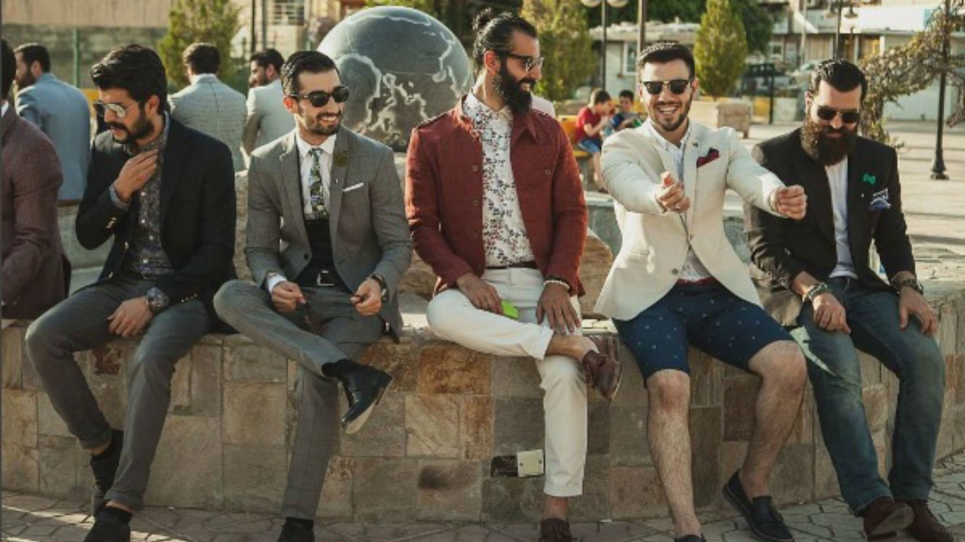 在“艾比尔先生”时尚俱乐部聚会上，每个人都打扮得花枝招展，呈现自己最体面的一面。