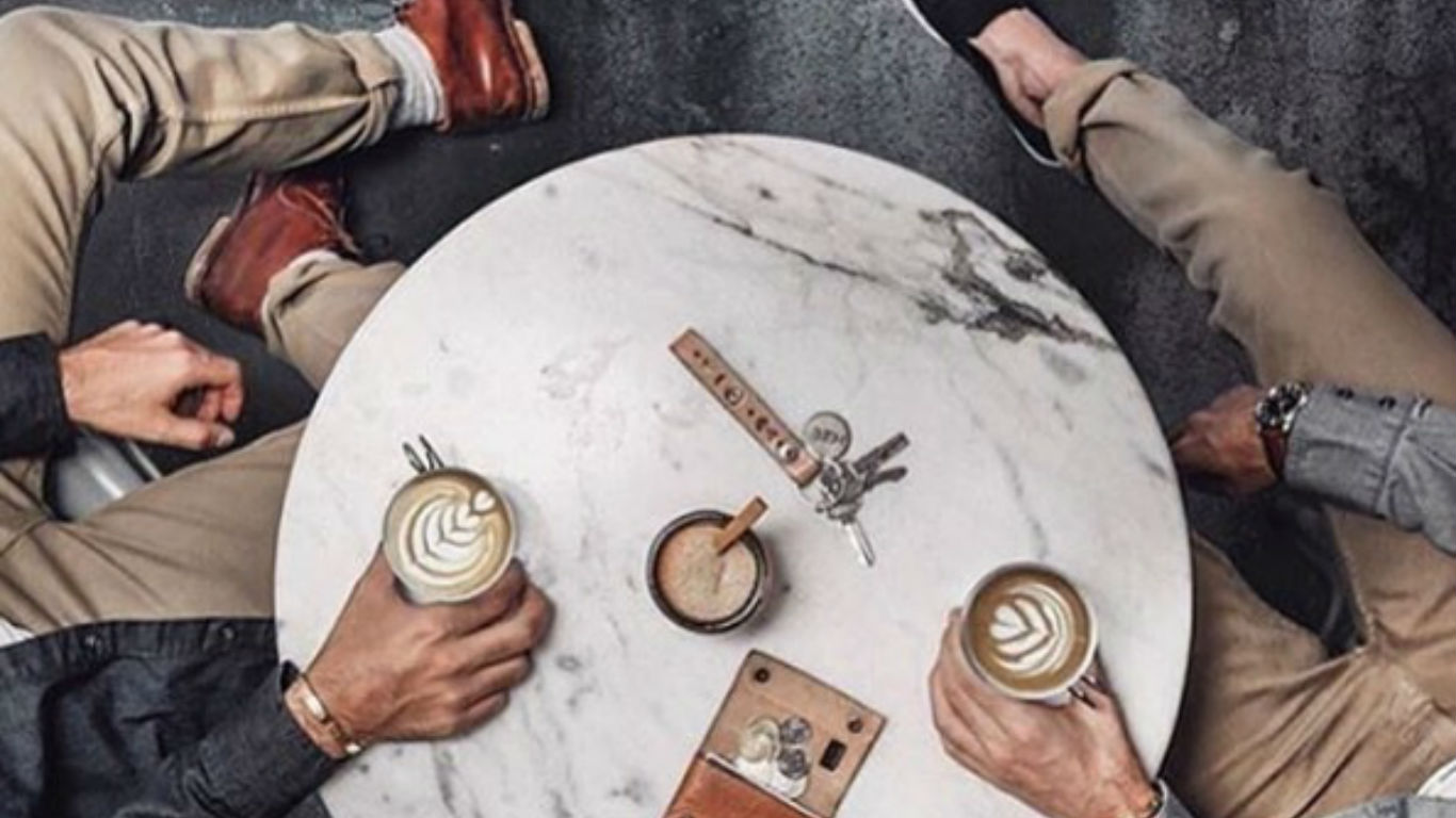 对“艾比尔先生”的成员来说，生活的品味除了表现在服装和配件上，还有待在咖啡馆的那一分悠闲也是重点。