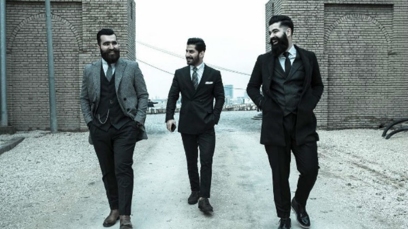 从左到右分别是“艾比尔先生”的核心成员尼哈德、史提万和纳札德，他们时尚的穿着和周遭格格不入。