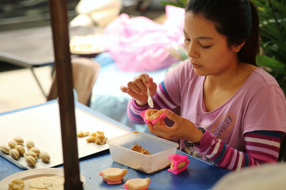 A woman prepares traditional cookies ahead of the Chinese New Year celebrations in Petaling Street January 6, 2017. u00e2u20acu201d Picture by Saw Siow Feng