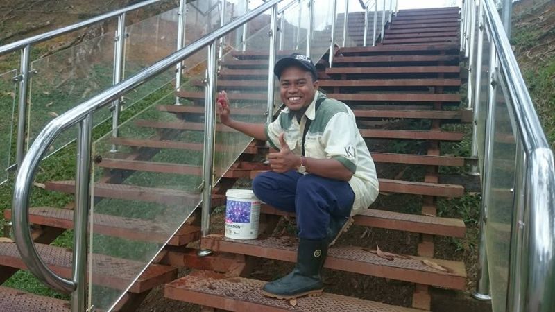 Muhd Dinie Syazwi tidak segan berkongsi kerja sehariannya sebagai tukang sapu UiTM di Facebook. u00e2u20acu2022 Foto ihsan Facebook/Dinie Shazwi