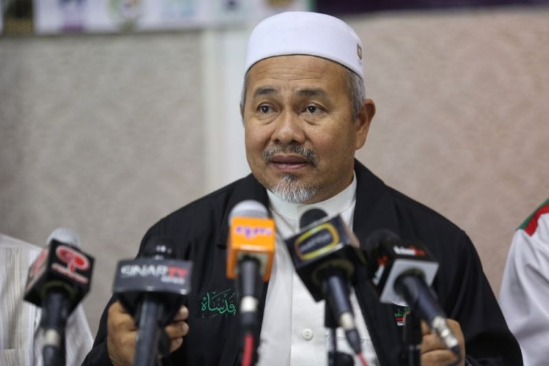 Datuk Tuan Ibrahim Tuan Man (left) speaks during the press conference on Himpunan 355 at Dewan Banquet MBSA Shah Alam, January 7, 2017. u00e2u20acu201d Picture by Saw Siow Feng
