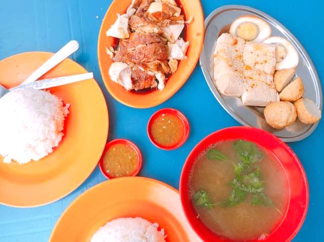 看似平淡的一碗鸡饭，再配上一碗不得了的亚参鱼汤，绝对会惊艳你的味蕾啊！图取自：peikeiwi 