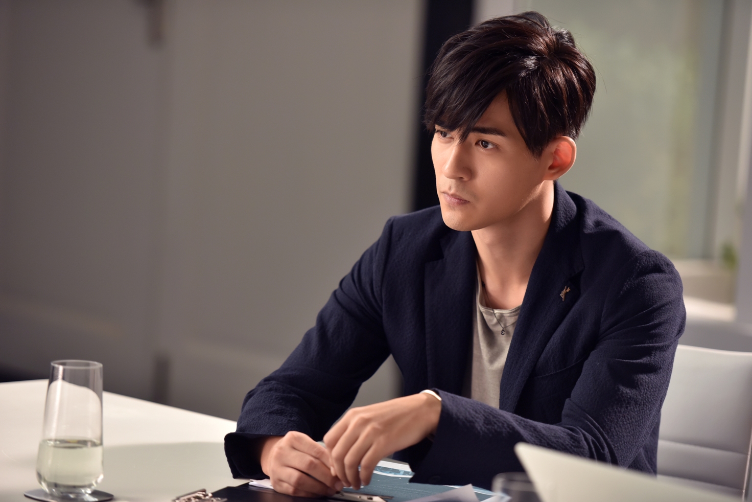 就是这种忧郁的眼神，不知道迷倒了多少万的少女啊！图取自：nextmag