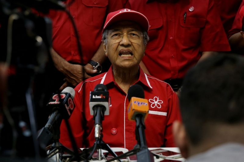 Tun Dr Mahathir Mohamad speaks at the launch of the Parti Pribumi Bersatu Malaysia's official song and website in Shah Alam, January 7, 2016. u00e2u20acu2022 Picture by Saw Siow Feng 