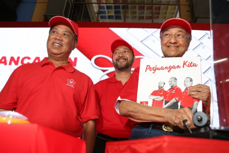 Tan Sri Muhyiddin Yassin (left) is seen at the launching of the Parti Pribumi Bersatu Malaysia's official song and website in Shah Alam, January 7, 2016. u00e2u20acu2022 Picture by Saw Siow Feng
