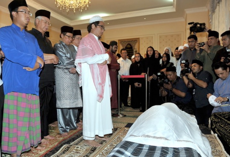 Datuk Seri Najib Razak ketika mendirikan solat jenazah ke atas allahyarham Tan Sri Adenan Satem di kediamannya di Damai Jaya, Santubong dekat sini, malam tadi. u00e2u20acu201d Foto Bernama