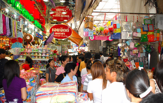 当然,如今的三聘市场的热闹也不亚于当年。