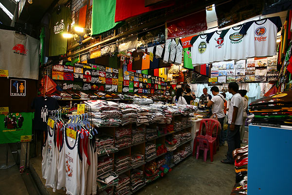 这里也贩卖许多批发的T-shirt。