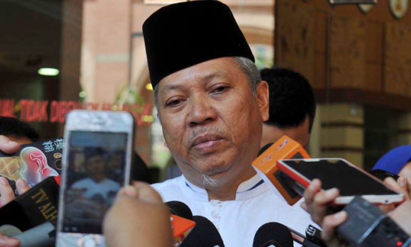PUTRAJAYA, 3 Feb -- Tan Sri Annuar Musa menjawab pertanyaan media selepas memberi keterangan bagi membantu siasatan berhubung dakwaan penyelewengan dan salah guna kuasa u00e2u20acu00a8di Suruhanjaya Pencegahan Rasuah Malaysia (SPRM) hari ini.u00e2u20acu00a8 u00e2u20acu201d Bernama