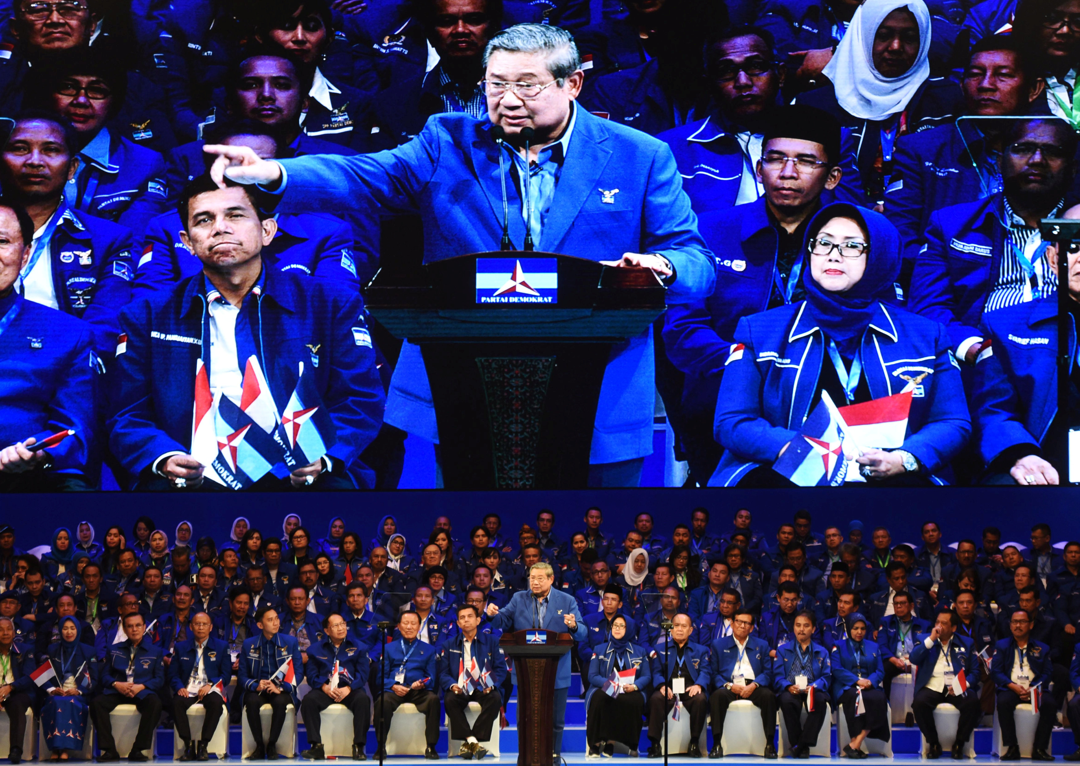 苏西洛（中）想藉让儿子阿古斯当上雅加达首长，以提高其政治知名度，日后就可角逐总统大位。图示2月7日，苏西洛在民主党党庆上致辞。-路透社-