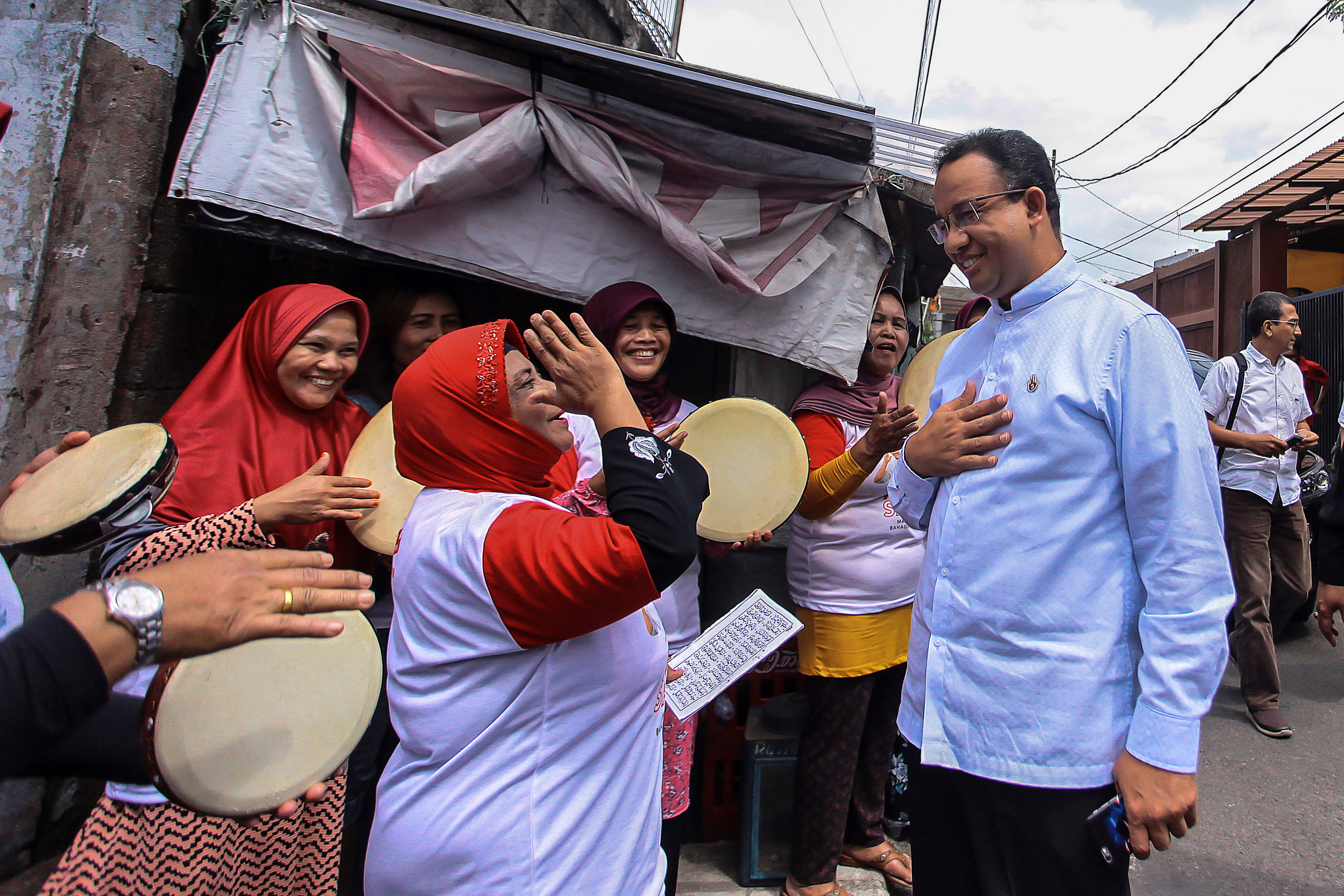 Anies Baswedan (R), a candidate in the running to lead the Indonesian capital Jakarta, talks to suppoters during campaigning in Jakarta, Indonesia, January 17, 2017 in this photo taken by Antara Foto. Picture taken January 17, 2017. Antara Foto/Muhammad A