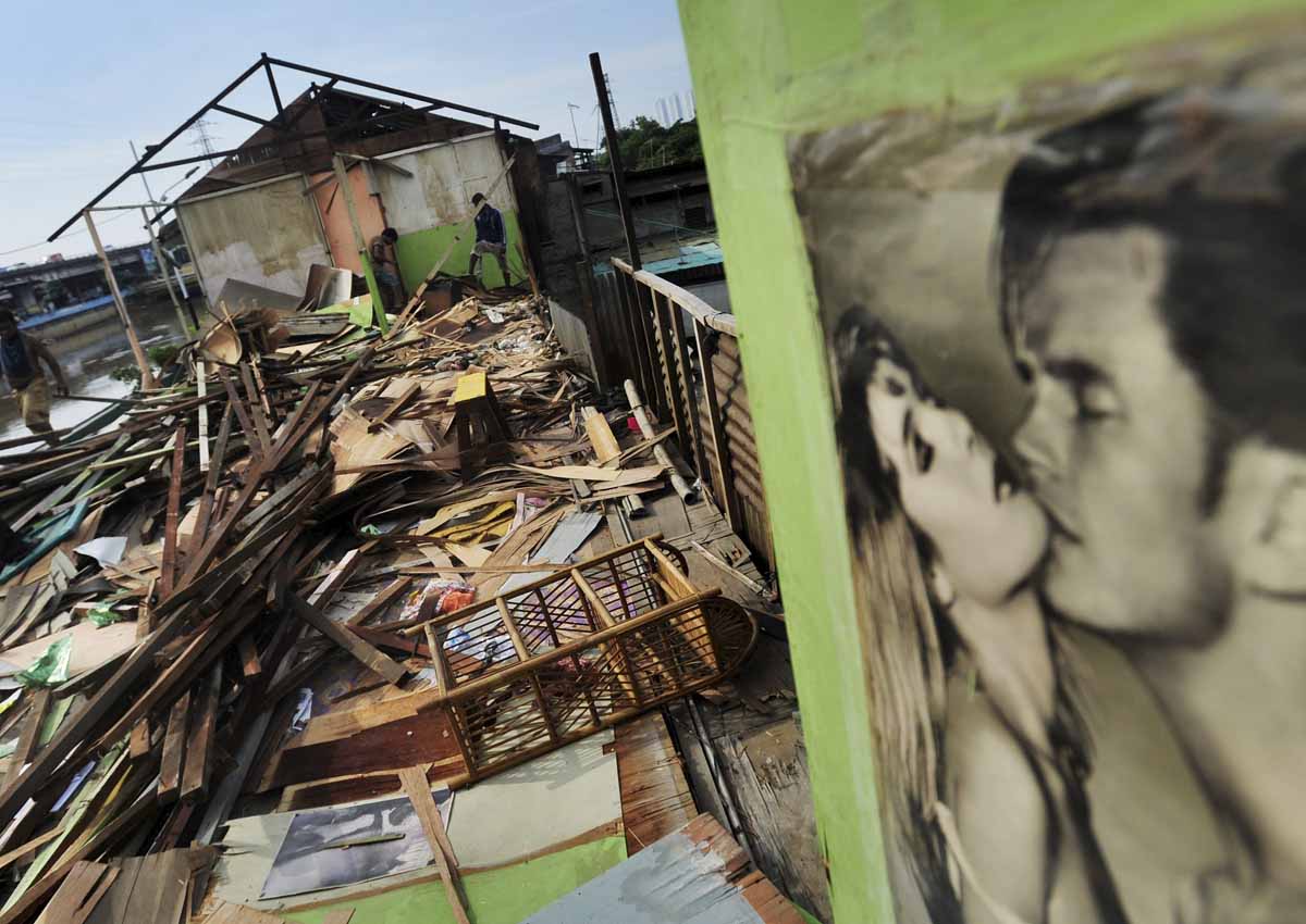 “姻缘河”红灯区内用来吸引男性的霓虹灯、啤酒标志和美女海报被拆除一空，只留下残破的木材、砖瓦和旧床垫。-路透社-