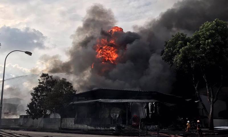 大士工业区一座垃圾处理厂发生大火。-图取自新加坡民防部队面子书-