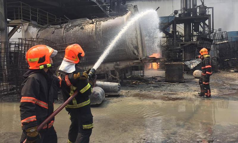 民防部队出动约200人,经过4小时的努力终于将火势扑灭。-图取自新加坡民防部队面子书-