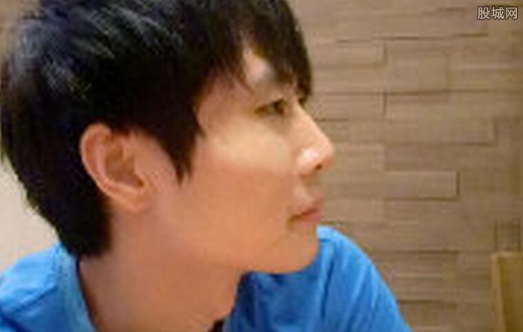 你做环保是捡纸皮；他做环保是几个亿。p/s：他在网络上的照片真实少之又少啊！图取自：qianso 