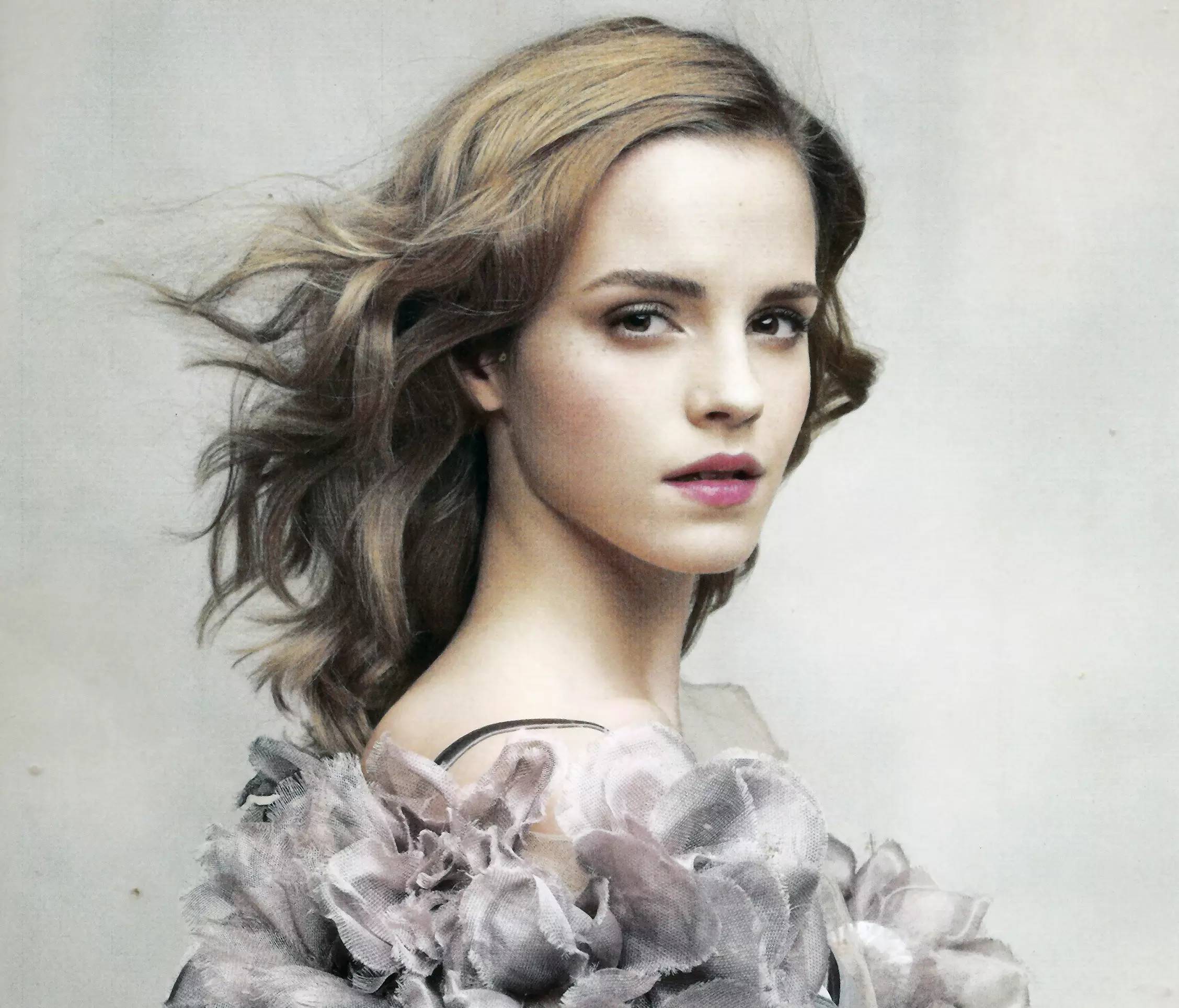 端庄中多了分女王的犀利感，搭配一抹红唇，俏皮又妖娆，简直是女神！图取自：dy.163 