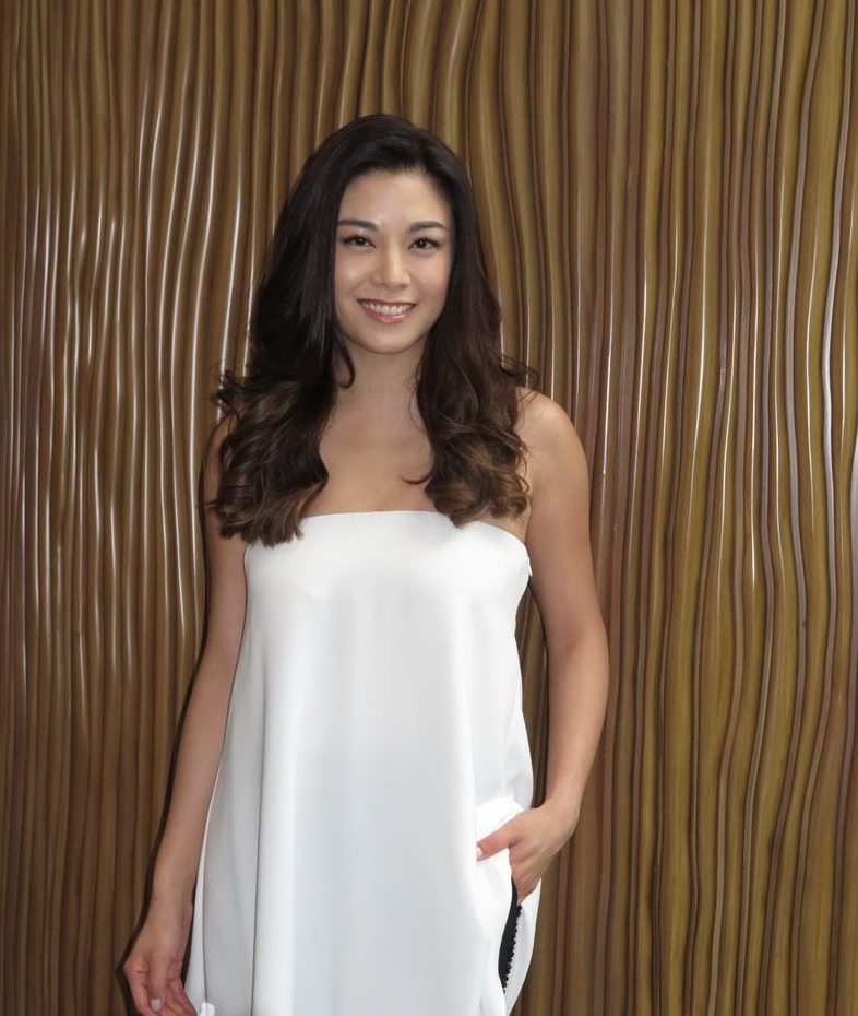 拥有外国人骨架的廖碧儿,身材比例可说是好到不要不要哦!图取自:mingpao