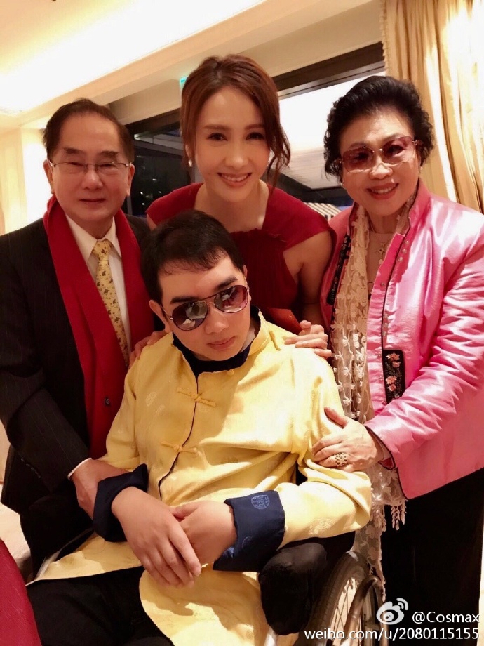 如今要看到黎姿演戏,几乎是不可能了~ 上个星期,黎姿透过微博社交媒体上传的家庭照,依旧美丽动人啊! 图取自:weibo