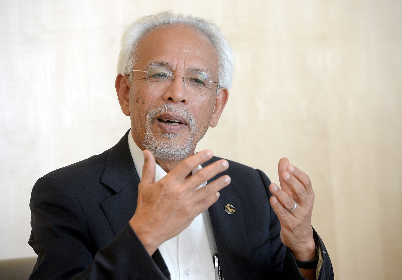 Federal Land Development Authority (Felda) chairman Tan Sri Shahrir Abdul Samad speaks during an interview with Bernama in Kuala Lumpur January 17, 2017. u00e2u20acu201d Bernama pic