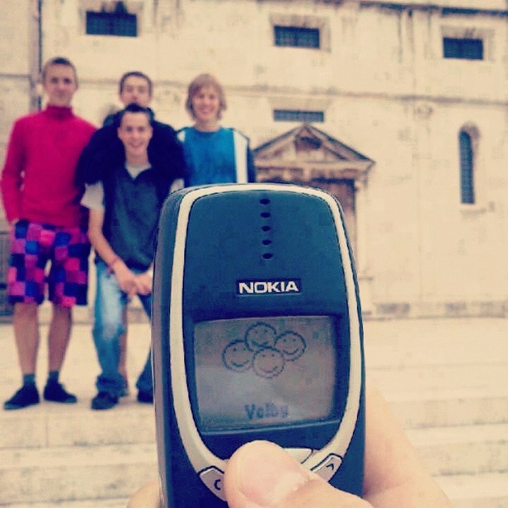 以前的年代,手机是手机、相机是相机。图取自:sidrehmani