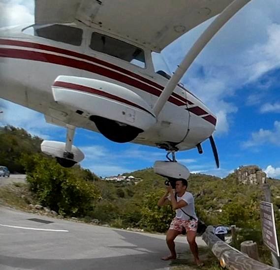 在这里，飞机需要在两座山之间惊险降落，一位摄影师记录下一生只有一次的画面。图取自：sports 