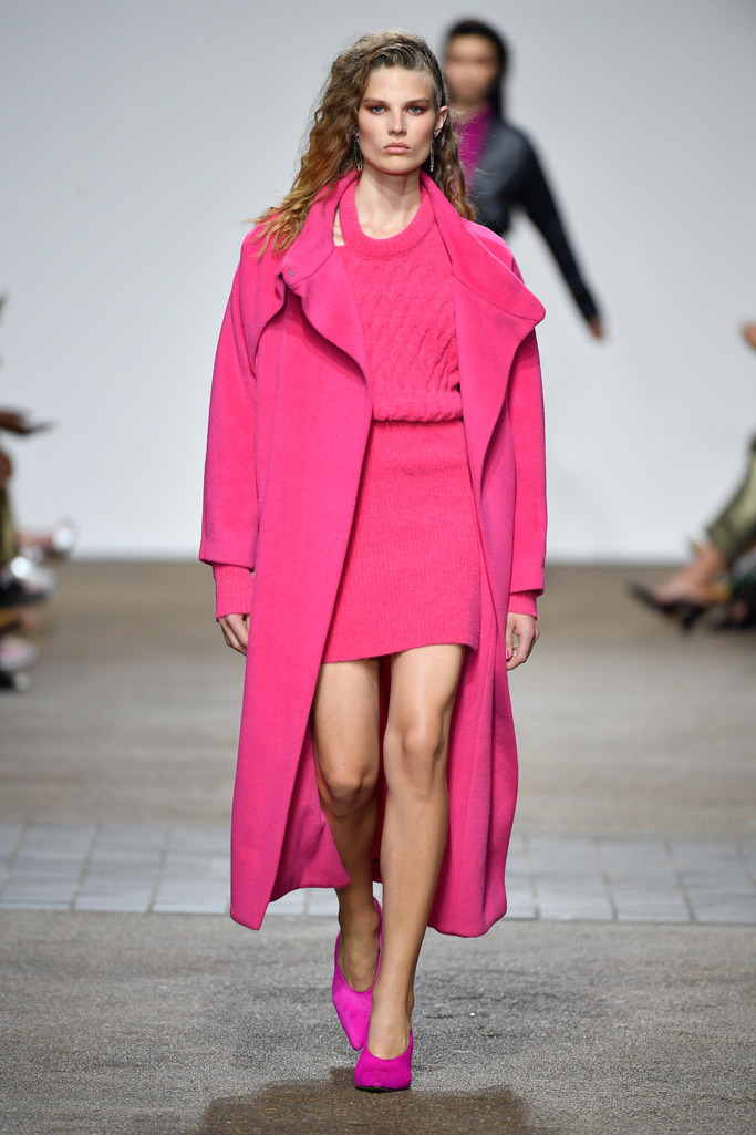 深粉红！够胆你就来！图为Topshop 2017年时装周的服装。图取自：footwearnews