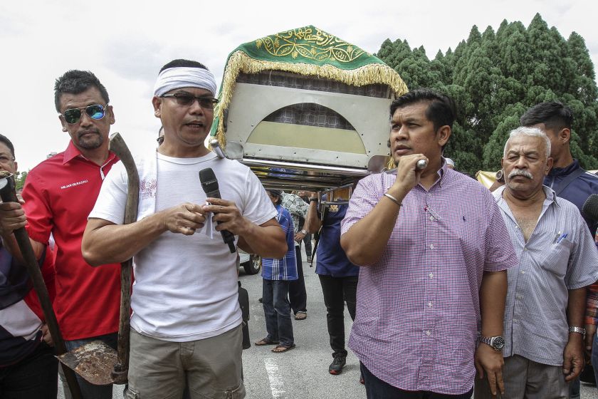 Red Shirts leader Datuk Seri Jamal Yunos attempted to carry a coffin into the Selangor state secretariat building today, February 14, 2017. u00e2u20acu201d Picture by Yusof Mat Isa