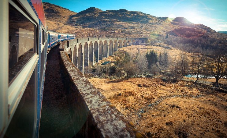 这是一辆开往魔法世界的蒸汽车，我们出发吧！图取自：hk.aboluowang 