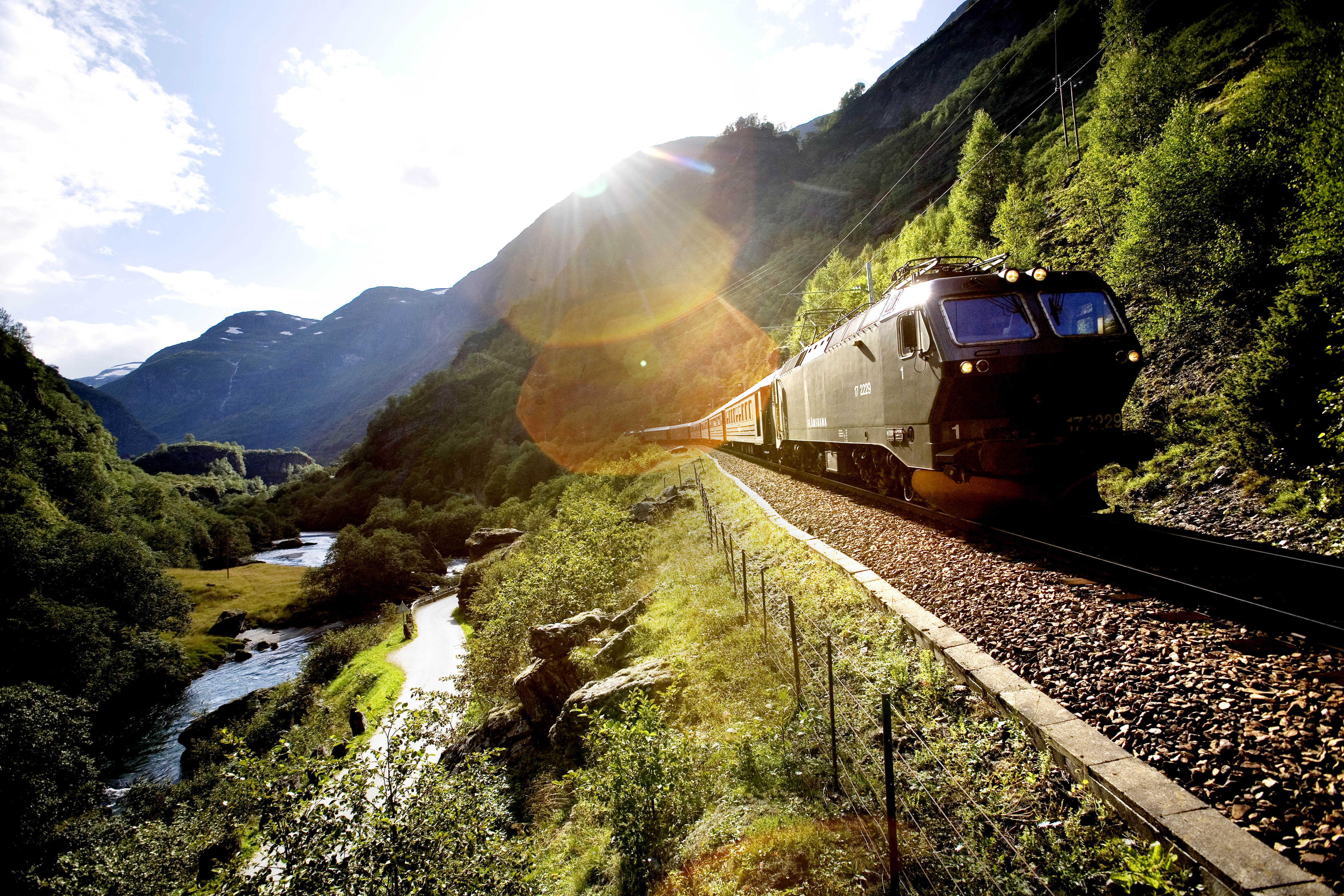 虽然被誉为“世界最险峻的火车路线之一”，但为了沿途中漂亮的景色，依旧有很旅客不畏惧地前往一探究竟。图取自：fjordtours、flickr 