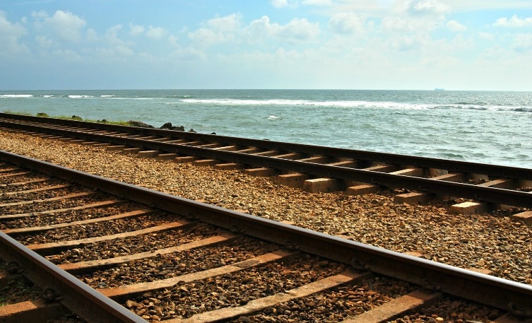 这样的场景，会不会让你想起宫崎骏《千里千寻》海上火车的情景呢？图取自： flylankatravels 