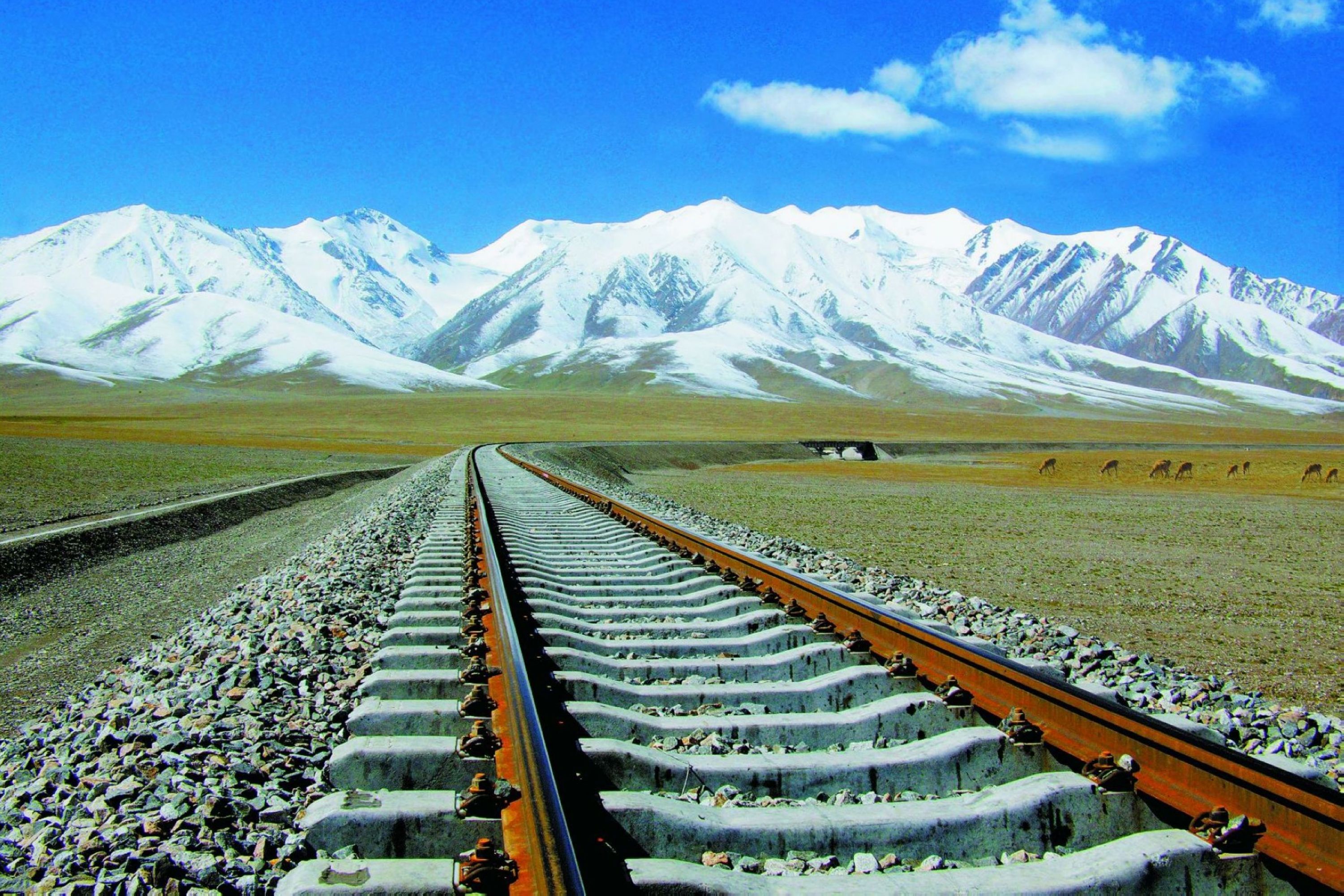 行径在青藏路线上，那种愉悦感会伴随着旅途悠久而长远啊！图取自：crcc222、chinatravel 