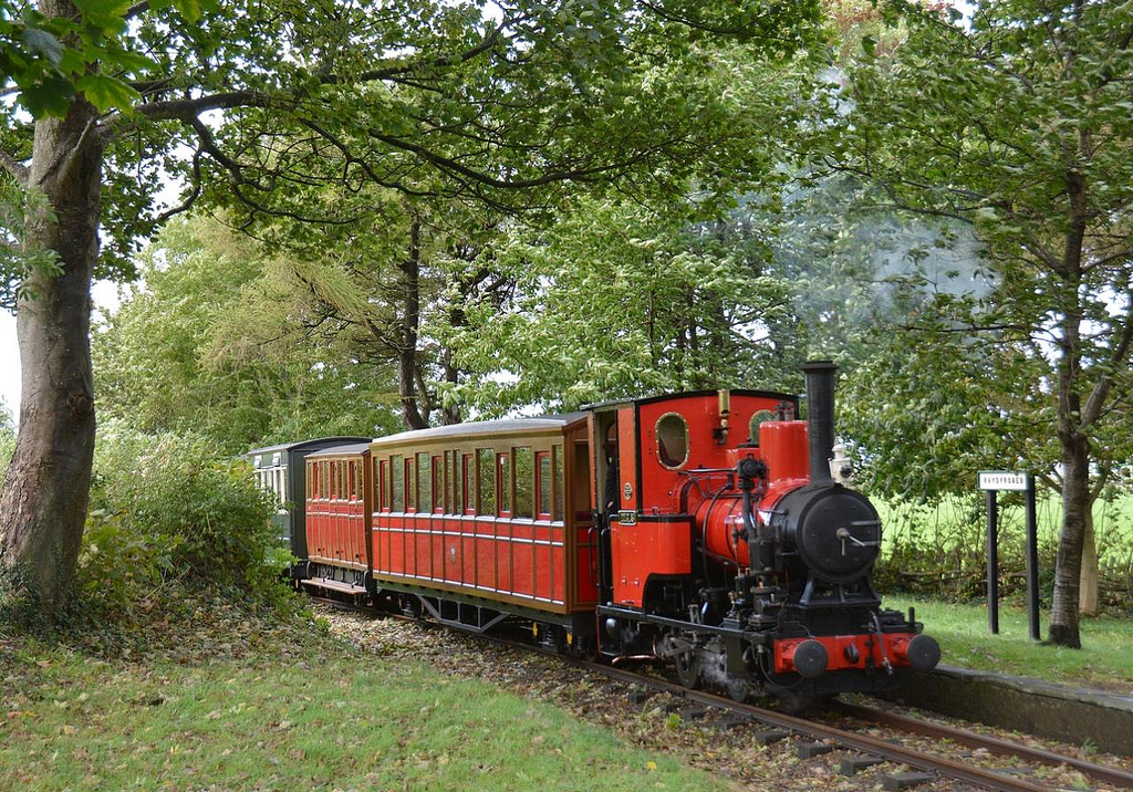 坐上这趟火车，你就能感受到英国乡村和山河风光，非常值得前来一访！图取自：talyllyn、flickr 