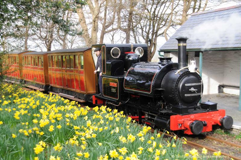 散发着古色古香气质的小火车，会带你前往仙境般的山坡绿野。图取自：talyllyn、flickr 