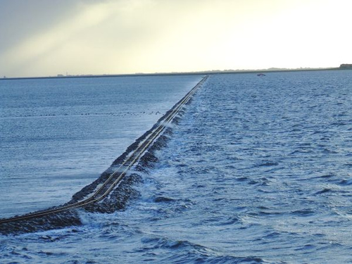 行驶在水中的火车，你敢坐吗？图为涨潮时。图取自：hafza 