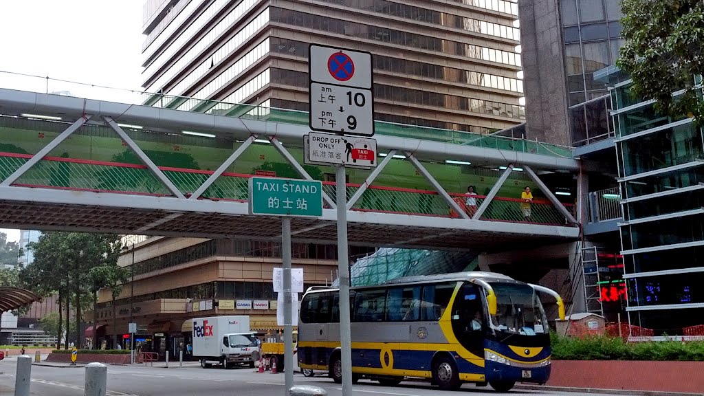 横跨梳士巴利道的天桥,载着许多人对港剧的回忆。图取自:panaramio