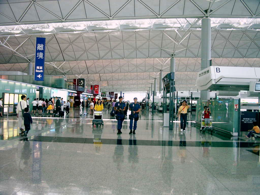 看到香港机场内的空姐、空少、飞机师或是地勤人员,不知道你会不会突然想起Captain Cool 呢?图取自:mehsee