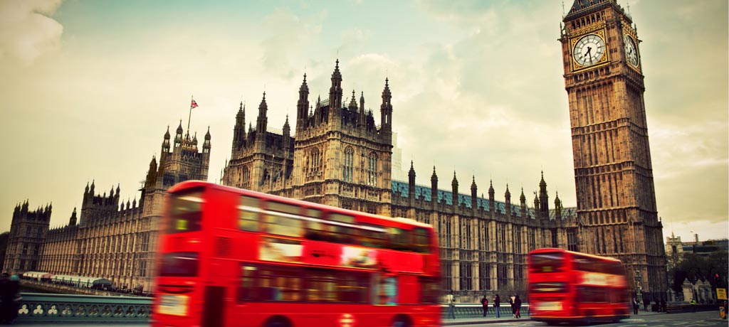 拥有高学历和英文水平文凭，才可以到英国工作呢！图取自：abercrombiekent 