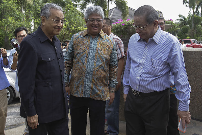 Tun Dr Mahathir Mohamad and Lim Kit Siang are greeted by Datuk Zaid Ibrahim at his home in Petaling Jaya February 7, 2017. u00e2u20acu201d Picture by Yusof Mat Isa