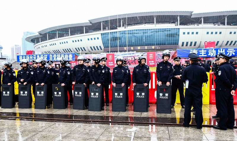 中国公安部门部署一万多警力在长沙贺龙体育馆严阵以待。-路透社-