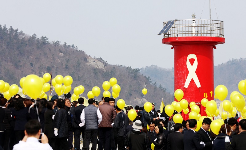 船难罹难者家属周二到打捞现场放黄色气球，希望早日寻回其他失踪者。-路透社/韩联社-